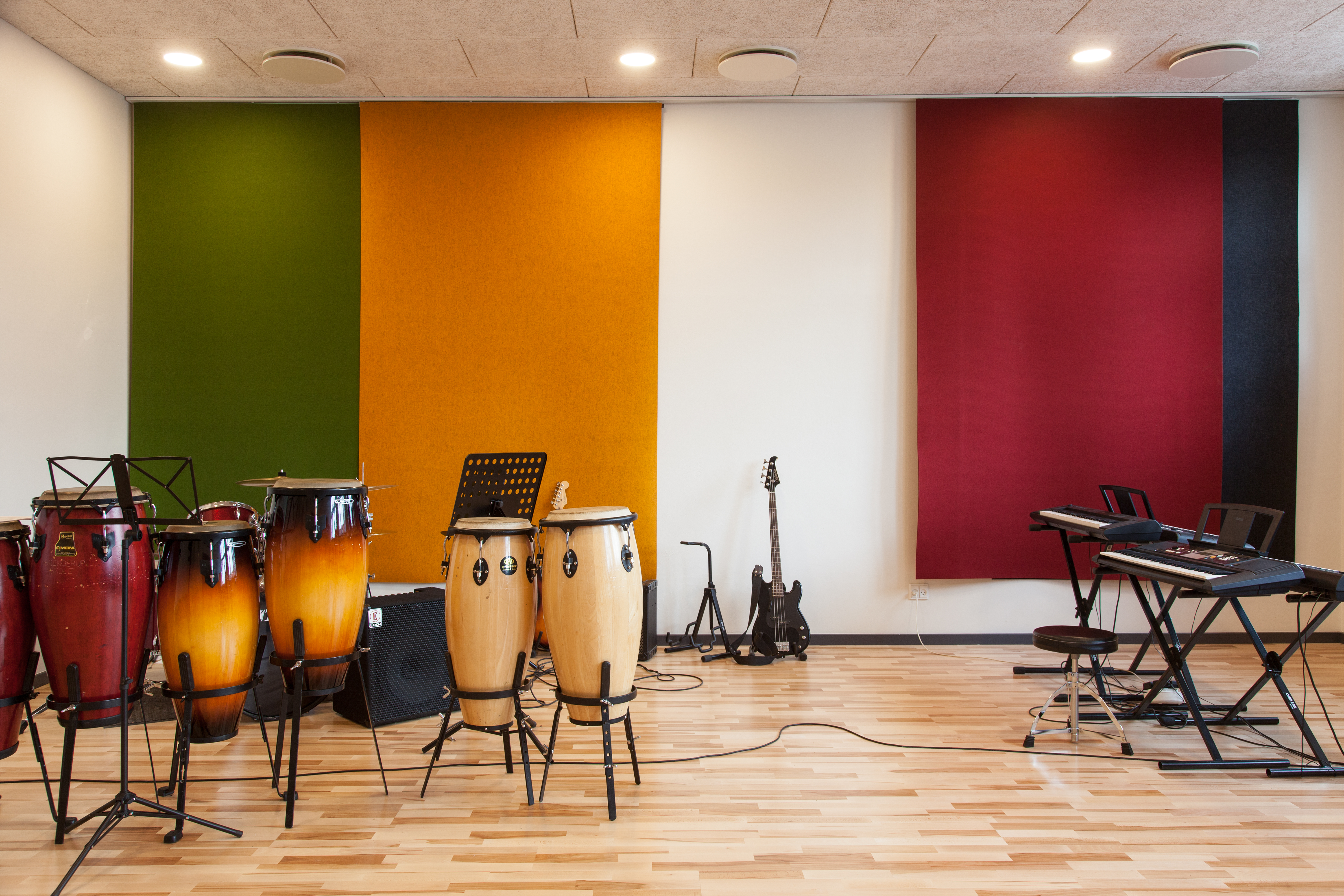 fraster, filt, felt cover, rumafskærmning, roomdivider, akustik, uld filt, inspiration, design, indretning, afskærmning, filtgardin, anne trolles skole